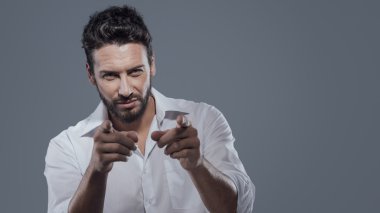 Şık adam kameraya işaret