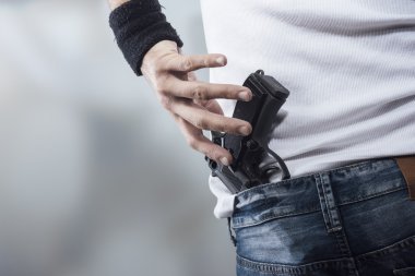 Adam hızlı bir tabanca kapma