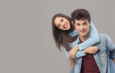 gülümseyen çift eğlenmek