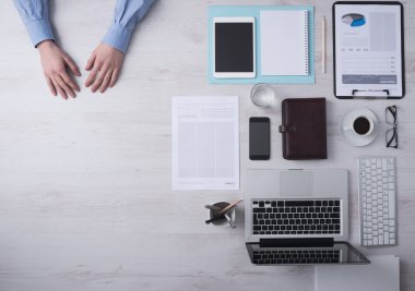 Ofis masasında çalışan bir iş adamı.