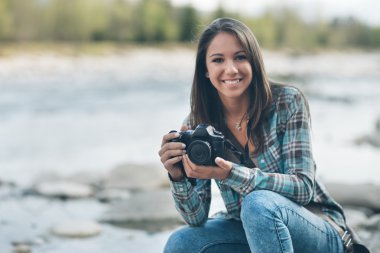 Bir dijital fotoğraf makinesi tutan kadın