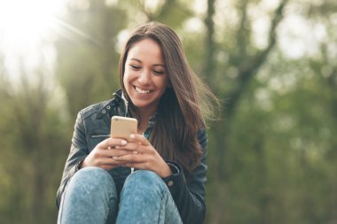 cep telefonu ile kadın manifatura