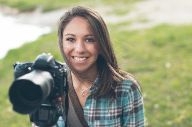 kadın fotoğrafçı fotoğraf makinesi kullanma
