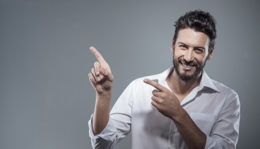 Gülümseyen serin adam yukarı dönük