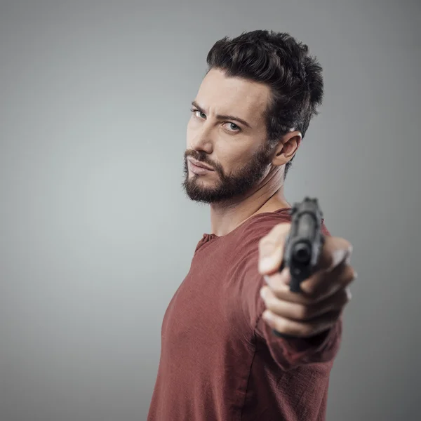 Un om care deține o armă — Fotografie, imagine de stoc