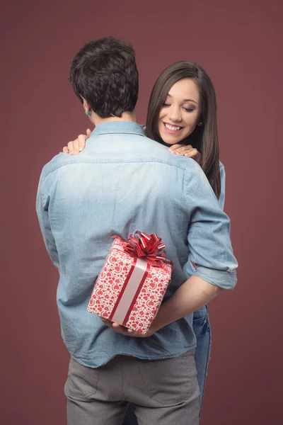 Mulher recebendo um belo presente — Fotografia de Stock