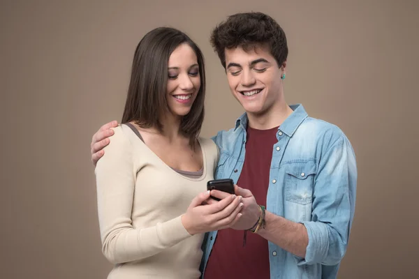 Couple holding mobile phone — Stock Photo, Image