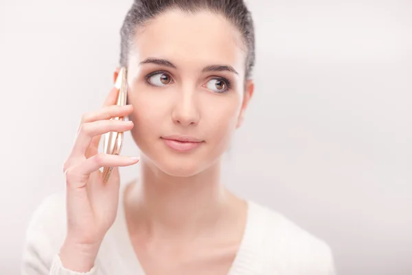 Vrouw met een telefoongesprek — Stockfoto