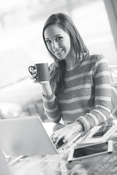 Junge Frau arbeitet — Stockfoto