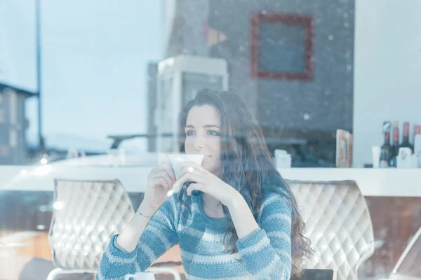 Chica tomando un descanso para el café —  Fotos de Stock