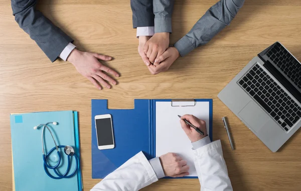 Doctor writing down medical records — Stock Photo, Image