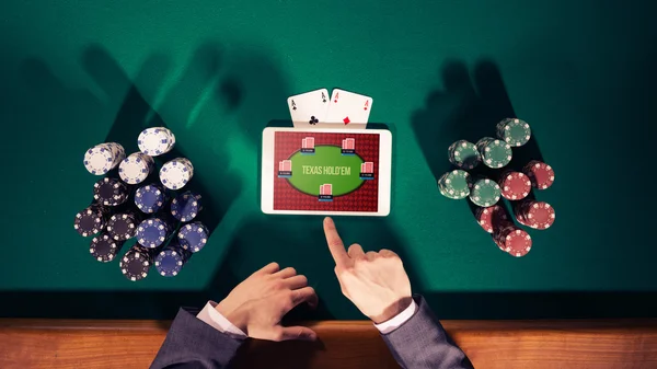 Jugador de poker con tablet digital — Foto de Stock