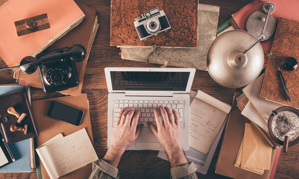 Грязный винтажный рабочий стол
