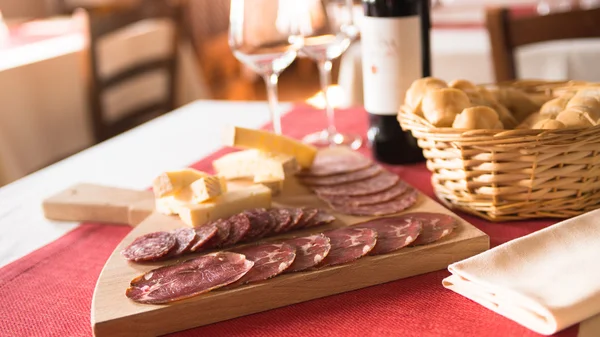 Salami italiano y aperitivos de queso —  Fotos de Stock