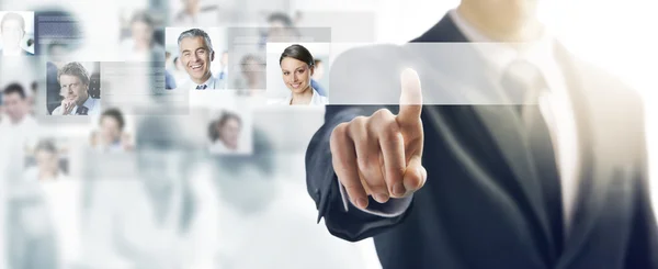 işadamı dokunmatik ekranın kullanılması