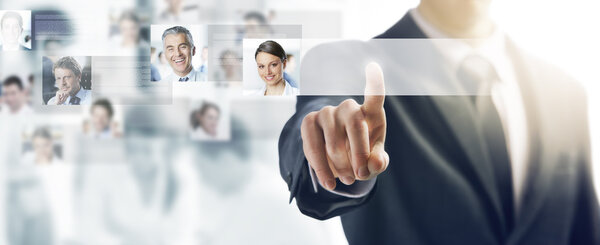 Бизнесмен с помощью сенсорного экрана
