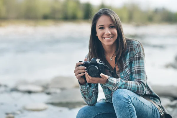 Γυναίκα, κρατώντας μια ψηφιακή φωτογραφική μηχανή — Φωτογραφία Αρχείου