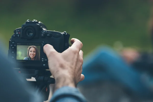 Fotograf fotografowania zdjęć — Zdjęcie stockowe