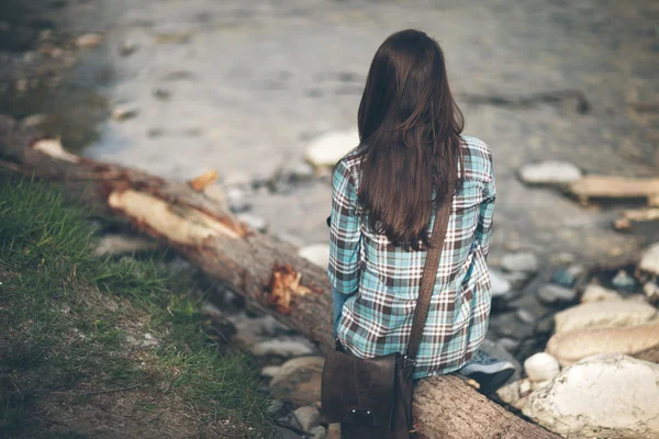 Mujer joven sentada — Foto de Stock