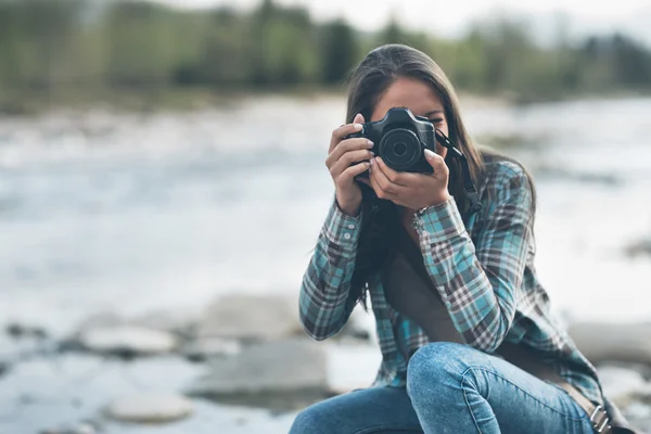 Жіночий фотограф, зйомки — стокове фото