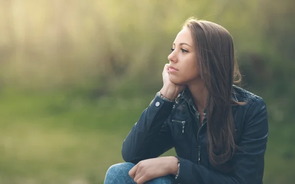 Young woman sitting — Stock Photo, Image