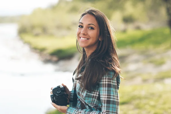 Samica fotograf pozowanie — Zdjęcie stockowe