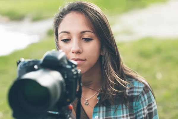 Female photographer  shooting — Stock Photo, Image