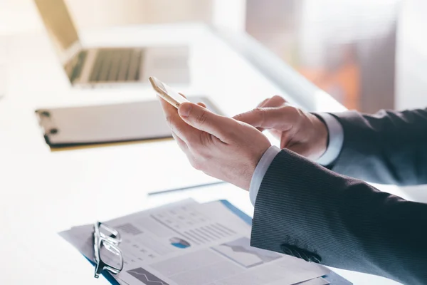 Affärsman textilen med sin smartphone — Stockfoto