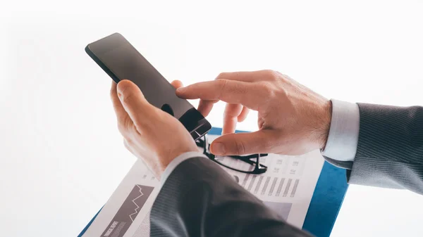 Empresario usando un teléfono inteligente — Foto de Stock