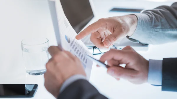 Zakenlieden onderzoeken een financieel verslag — Stockfoto