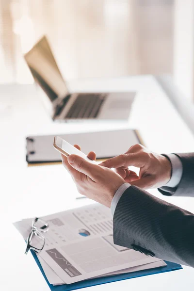 Empresário mensagens de texto com seu smartphone — Fotografia de Stock