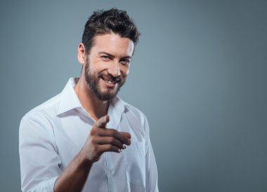 adam kameraya dönük