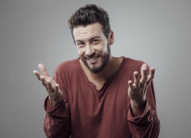 Shrugging ve gülümseyen bir adam