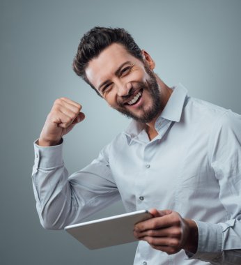 Tabletli genç adam.