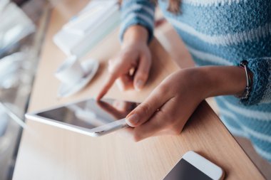 Bir değmek perde tablet kullanan kadın