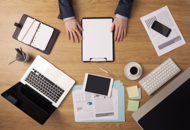 Ofis masasında çalışan bir iş adamı.