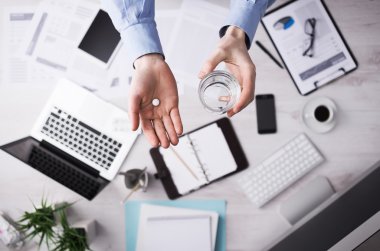 Bir hap almaktan ofis çalışanı