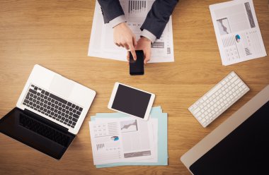 Ofis masasında çalışan bir iş adamı.