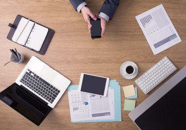 Ofis masasında çalışan bir iş adamı.
