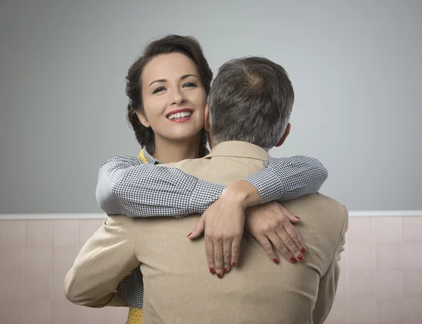 Sorriso feliz e abraço — Fotografia de Stock