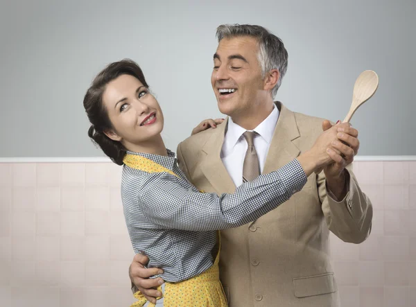 Casal dançando na cozinha — Fotografia de Stock