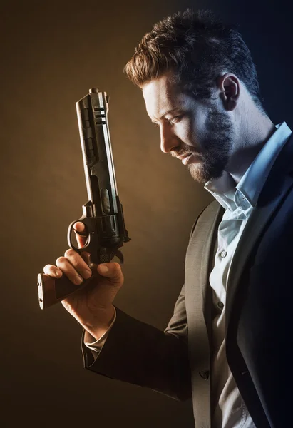 Homem segurando uma arma perigosa — Fotografia de Stock