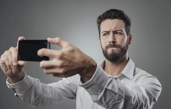 Onhartelijk mens nemen een selfie — Stockfoto