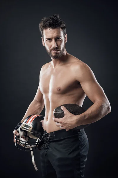 Shirtless football player posing — 图库照片