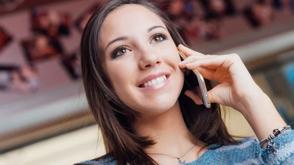 Gelukkige vrouw die een telefoongesprek — Stockfoto