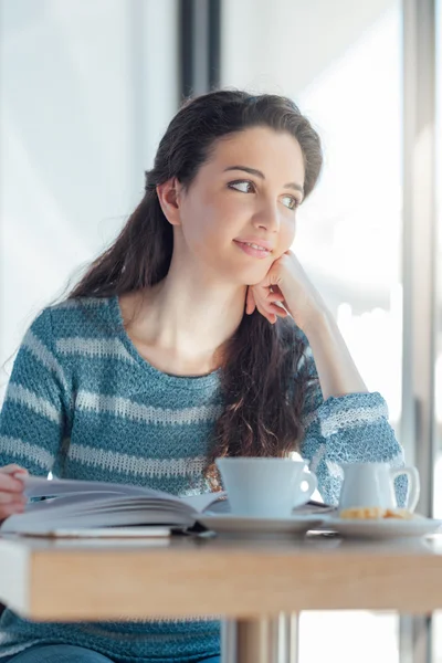 Menina lendo um livro — Fotografia de Stock