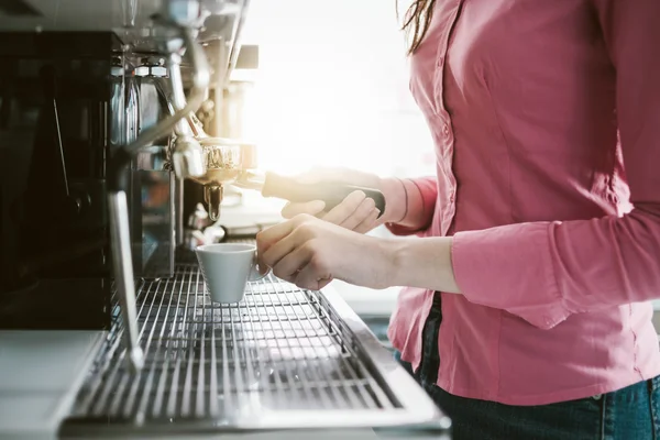 Waitress making coffee — Stock Photo, Image
