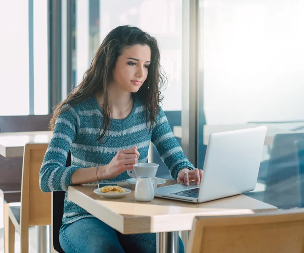 Adolescente joven usando un ordenador portátil —  Fotos de Stock