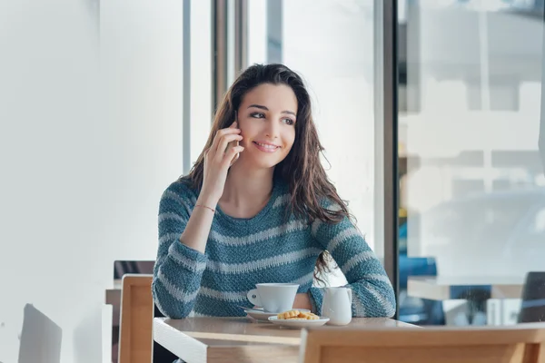 Lächelndes Mädchen telefoniert — Stockfoto