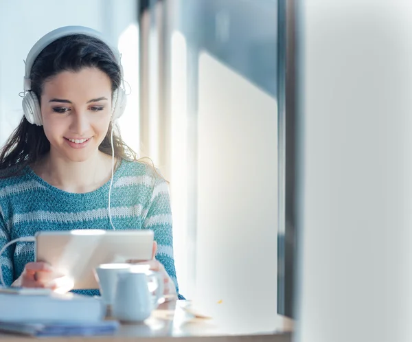 Mujer escuchando música — Foto de Stock